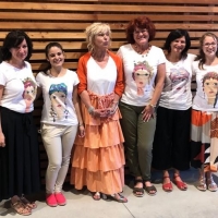 Gabriella Vettoretti e il suo staff con le t-shirt di Paola