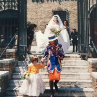 Alessandra e la mamma escono di chiesa